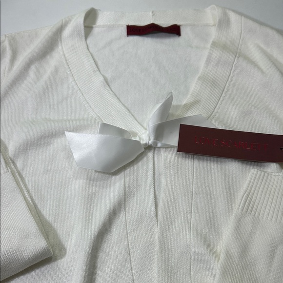 Elegant Women's V-Neck Sweater in Cream - Picture 5 of 16